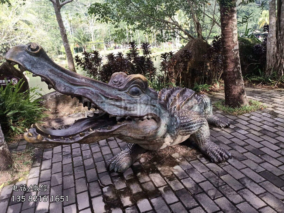 張大嘴的鱷魚(yú)雕塑