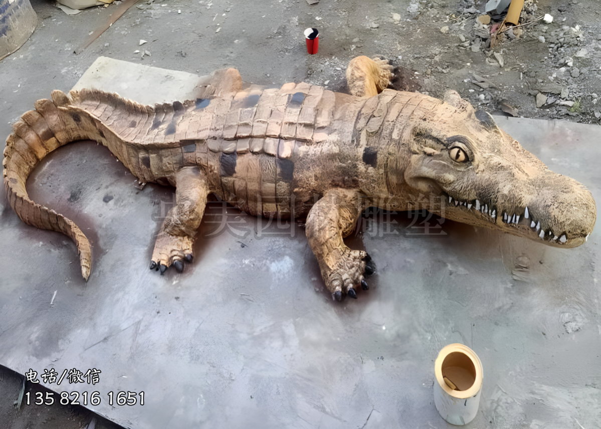 彩繪玻璃鋼鱷魚(yú)造型雕塑