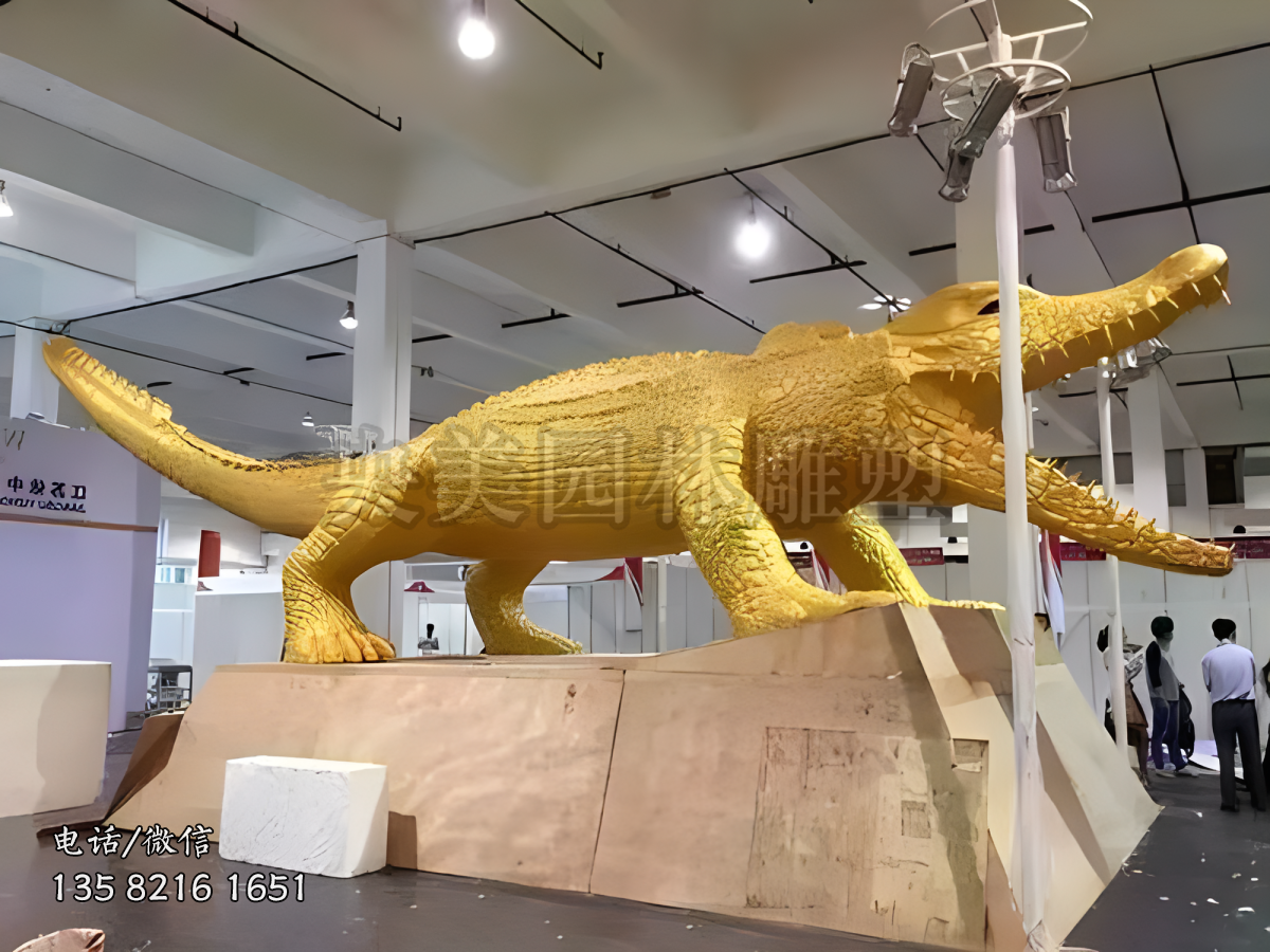 玻璃鋼漆金鱷魚雕塑