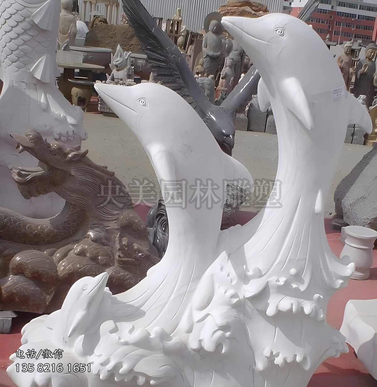 兩只白色石雕海豚雕塑