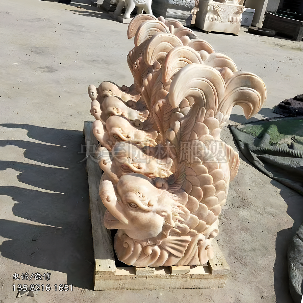 尾巴上揚的噴水魚雕塑擺件