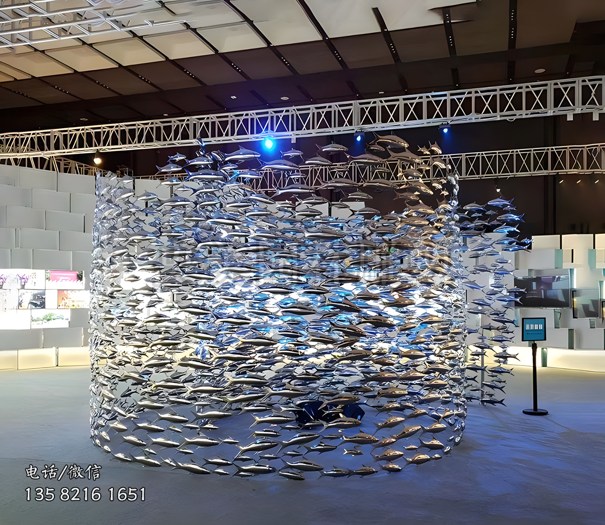 一群不銹鋼小魚組成的圓柱形水幕雕塑
