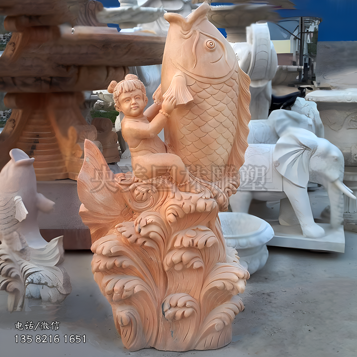 馱著一個孩子的躍水鯉魚石雕