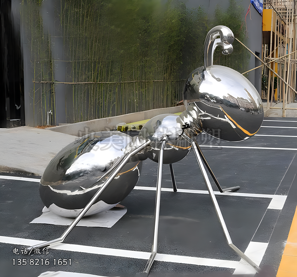 爬行的不銹鋼螞蟻雕塑