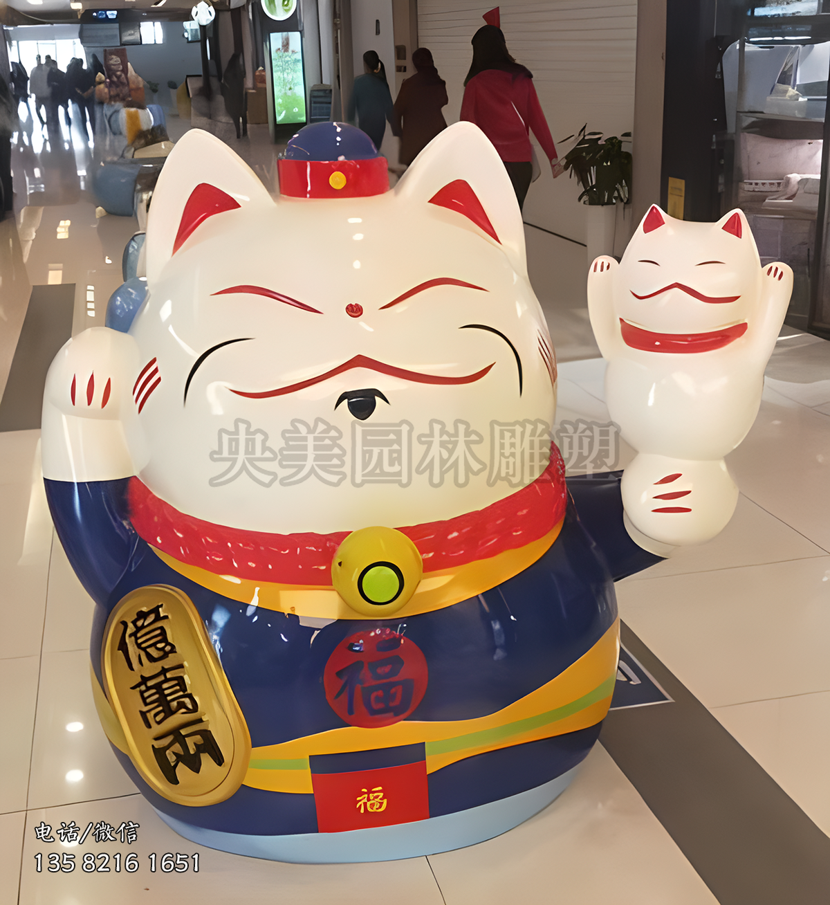 手舉一只小貓的招財貓雕塑