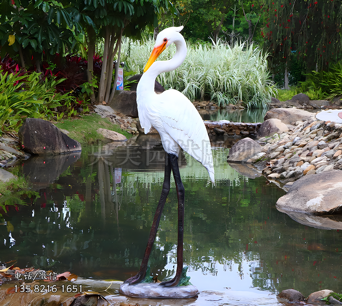 彎脖曲頸的白鷺雕塑