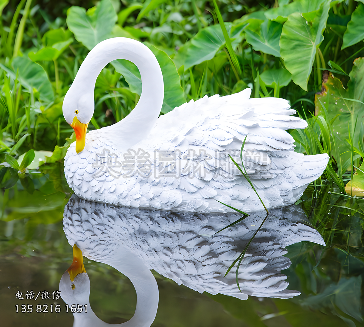 仿真曲頸低頭的天鵝雕塑