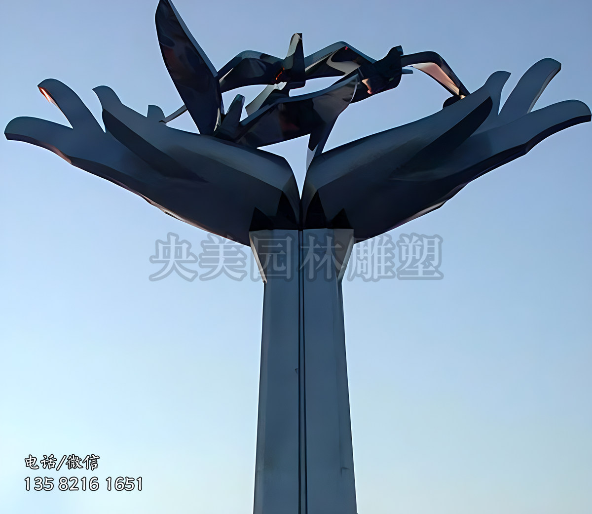 雙手托舉鴿子的不銹鋼景觀(guān)雕塑