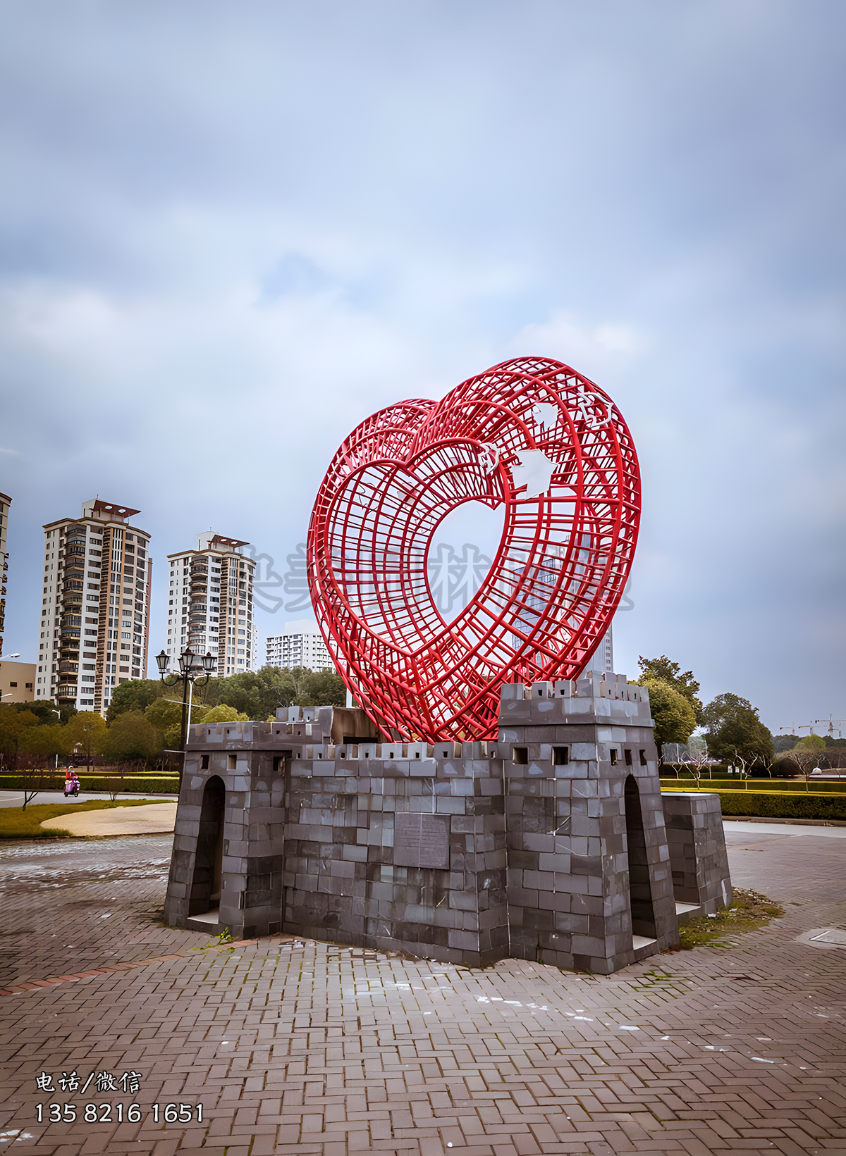 不銹鋼網(wǎng)格鏤空紅色愛(ài)心雕塑