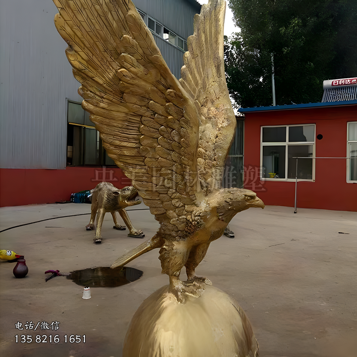 黃銅鑄造老鷹抓球雕塑