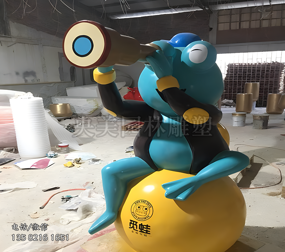 手持望遠鏡觀看的青蛙雕塑