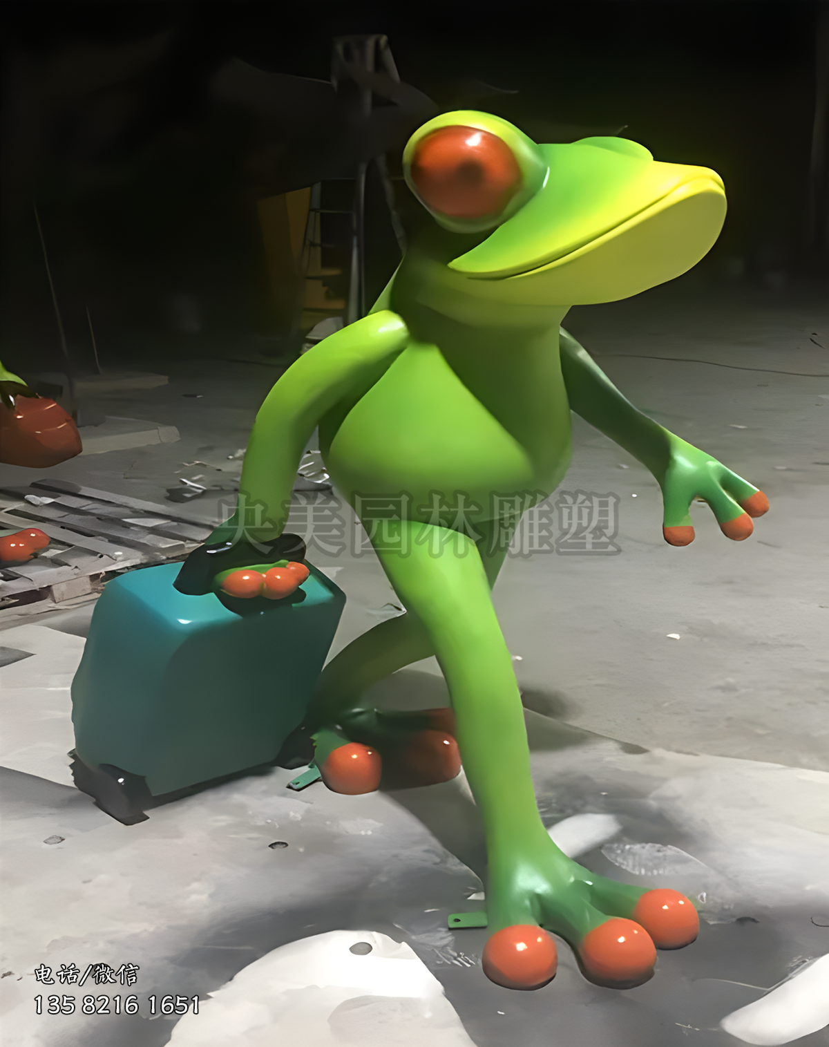 拖著行李箱快步前行的卡通青蛙雕塑
