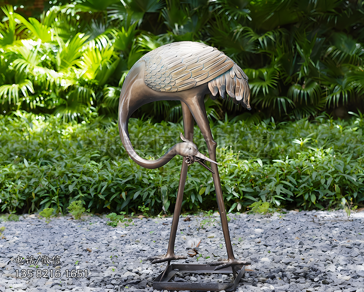 嘴里銜著一朵玫瑰，低頭后視的仿銅仙鶴雕塑