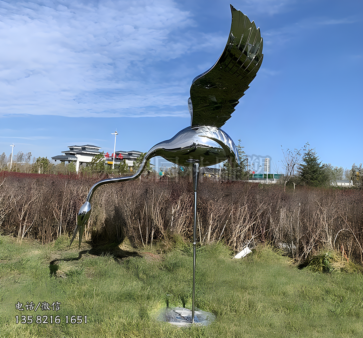 低頭覓食的鏡面不銹鋼仙鶴雕塑