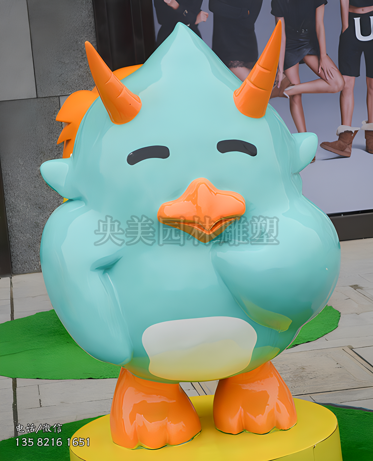 頭上長(zhǎng)角的玻璃鋼卡通雞雕塑