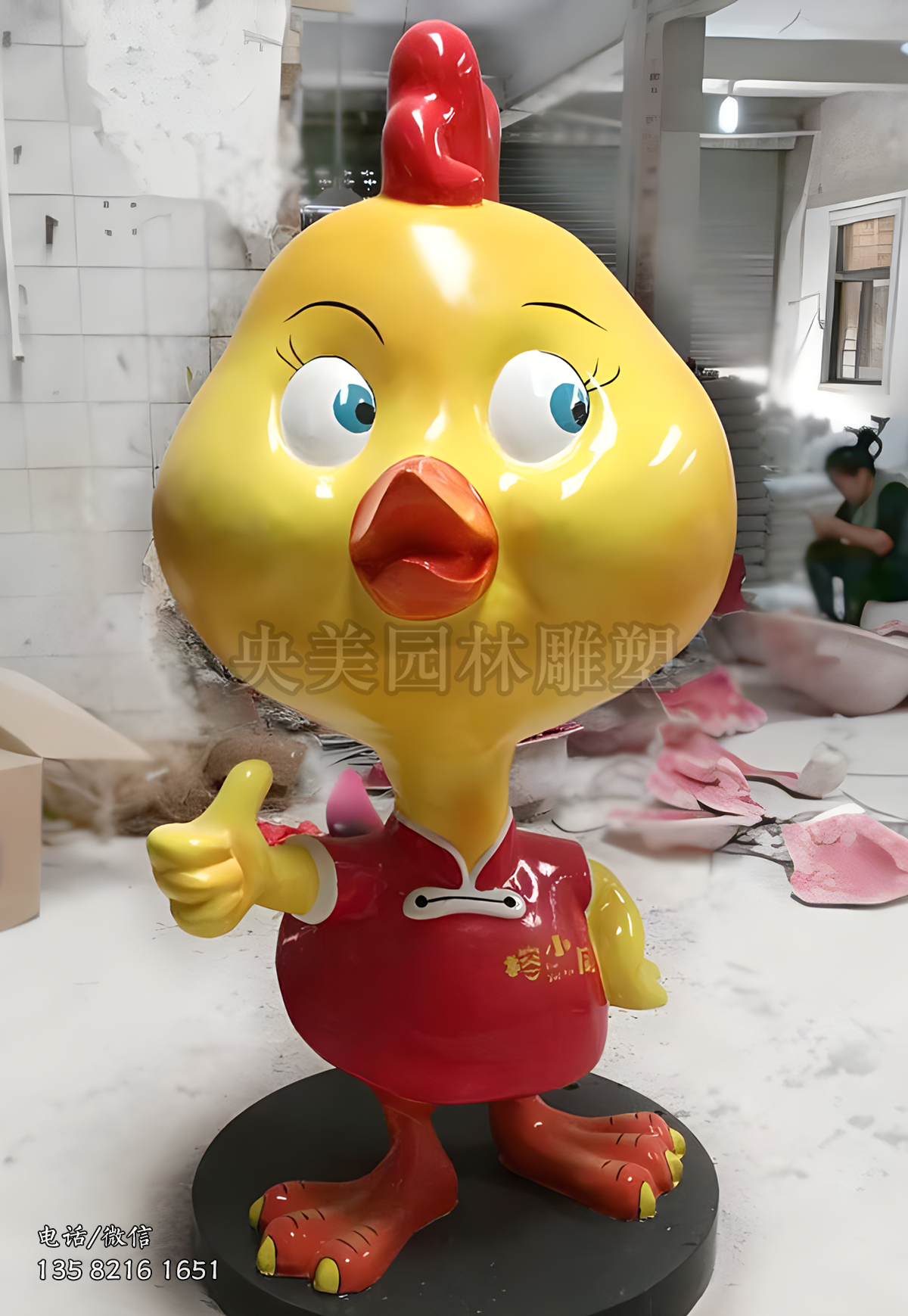 豎大拇指的玻璃鋼卡通雞雕塑