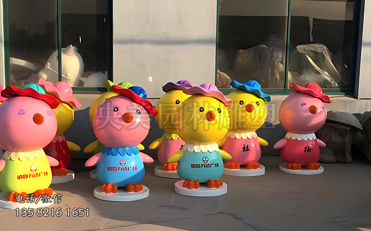 戴禮帽的卡通小雞雕塑擺件