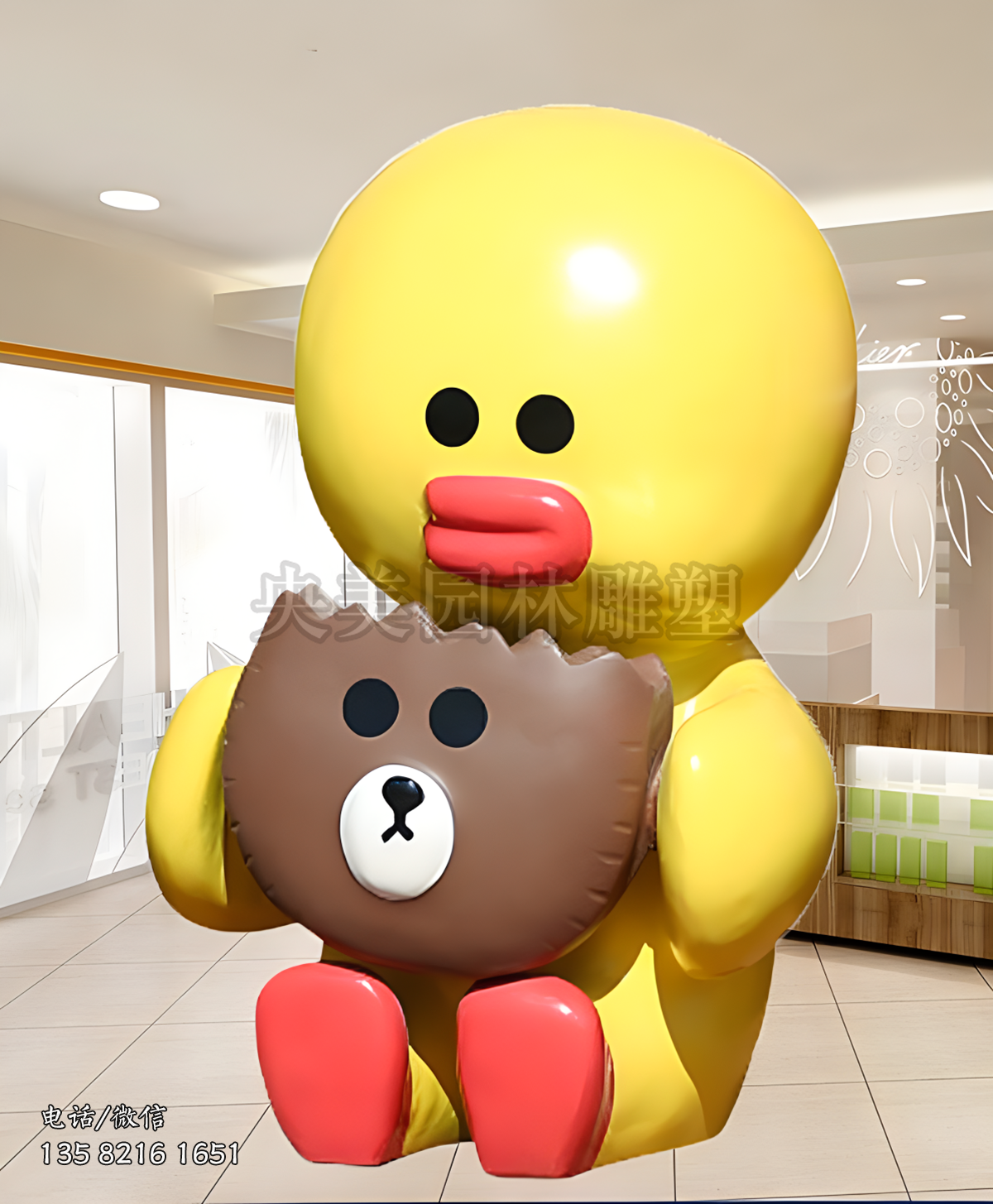 席地而坐抱抱枕的卡通小雞雕塑