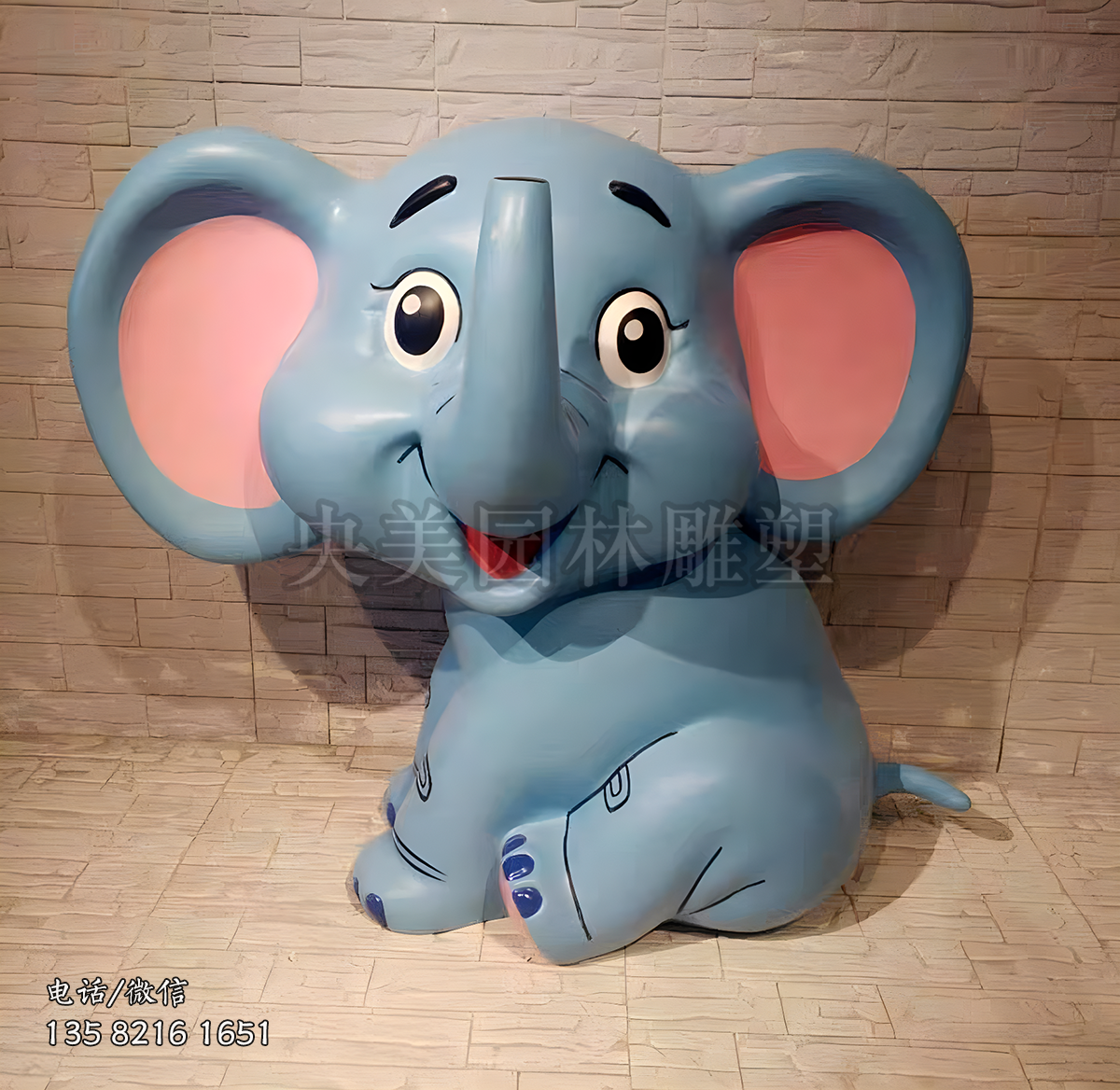 扭頭微笑的卡通大象雕塑