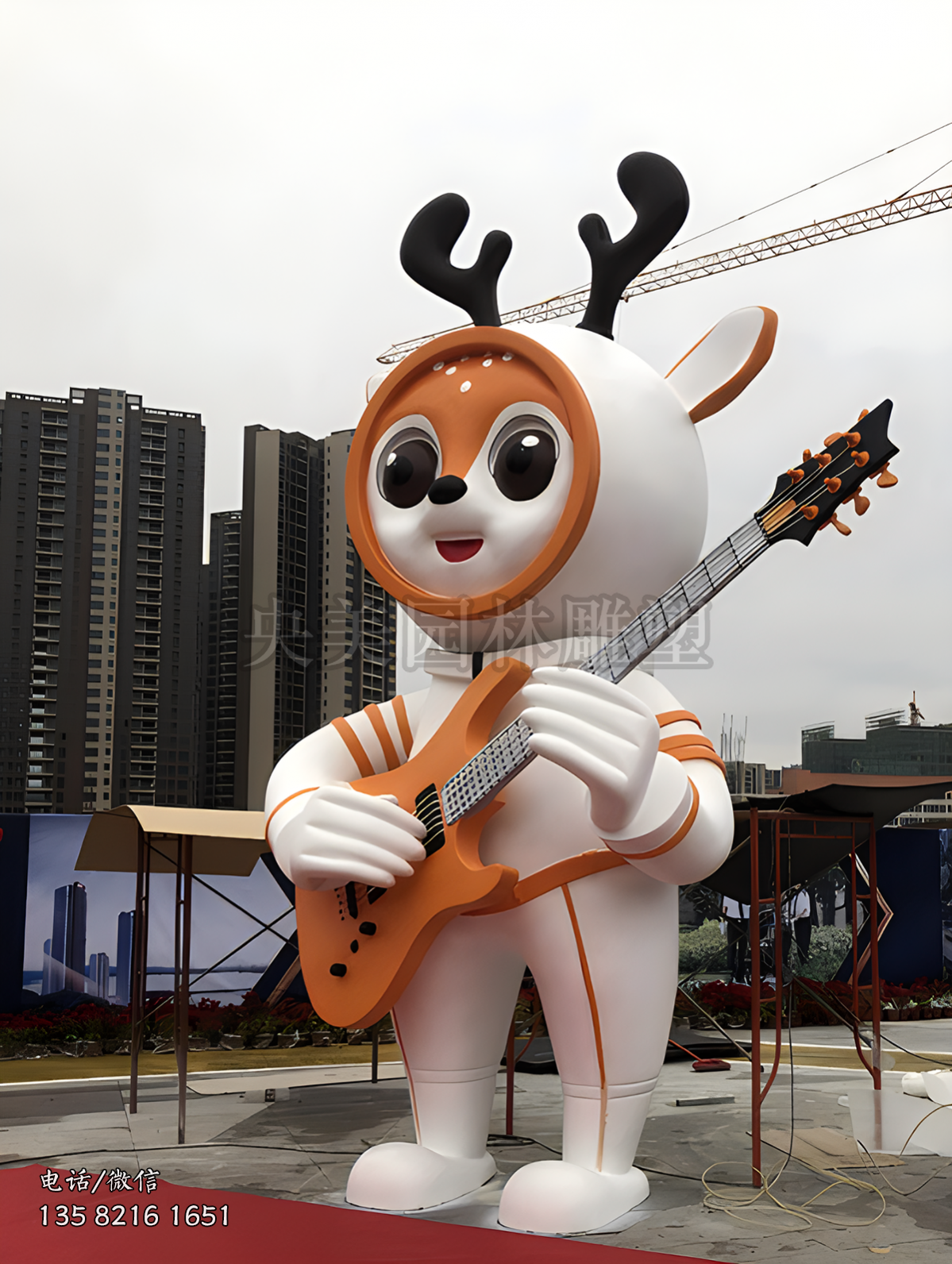 彈吉他的卡通小鹿公仔
