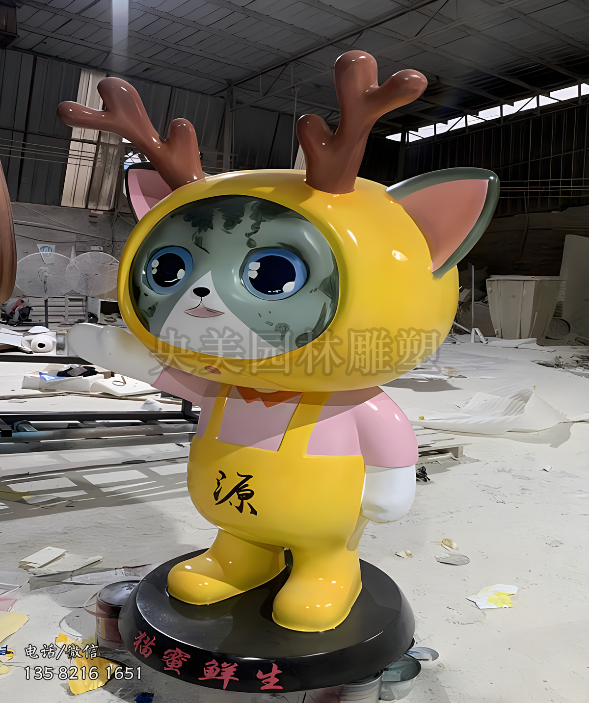 長鹿角的卡通貓雕塑