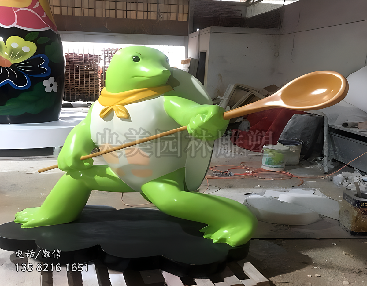 功夫龜，雙手拿勺子的卡通烏龜造型雕塑