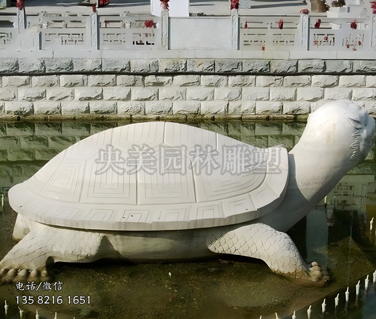池塘里的石雕烏龜景觀雕塑