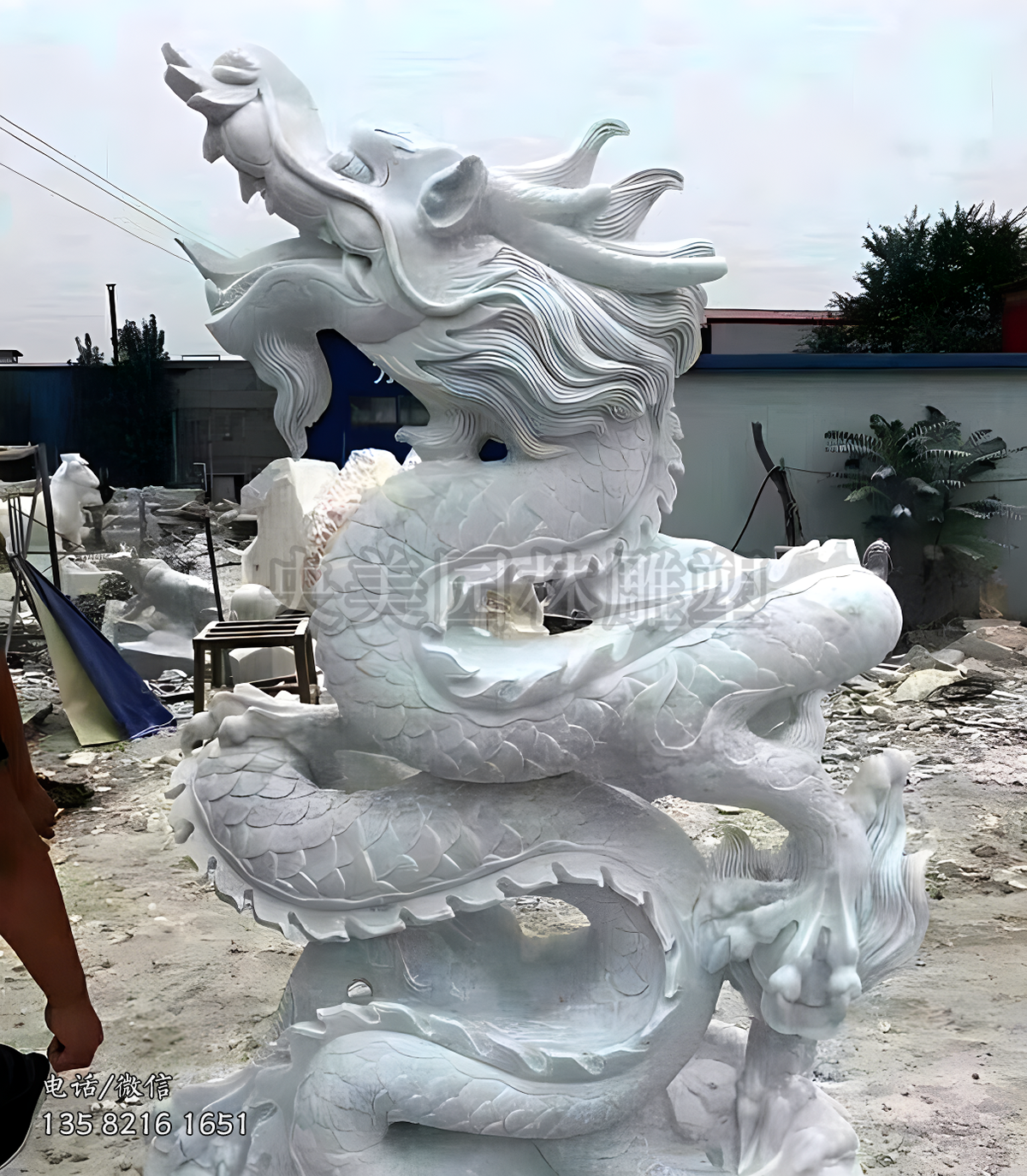 直立而上的石雕龍