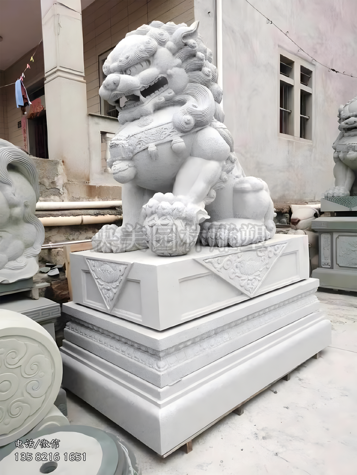 中國傳統(tǒng)公獅子（踩球）石雕