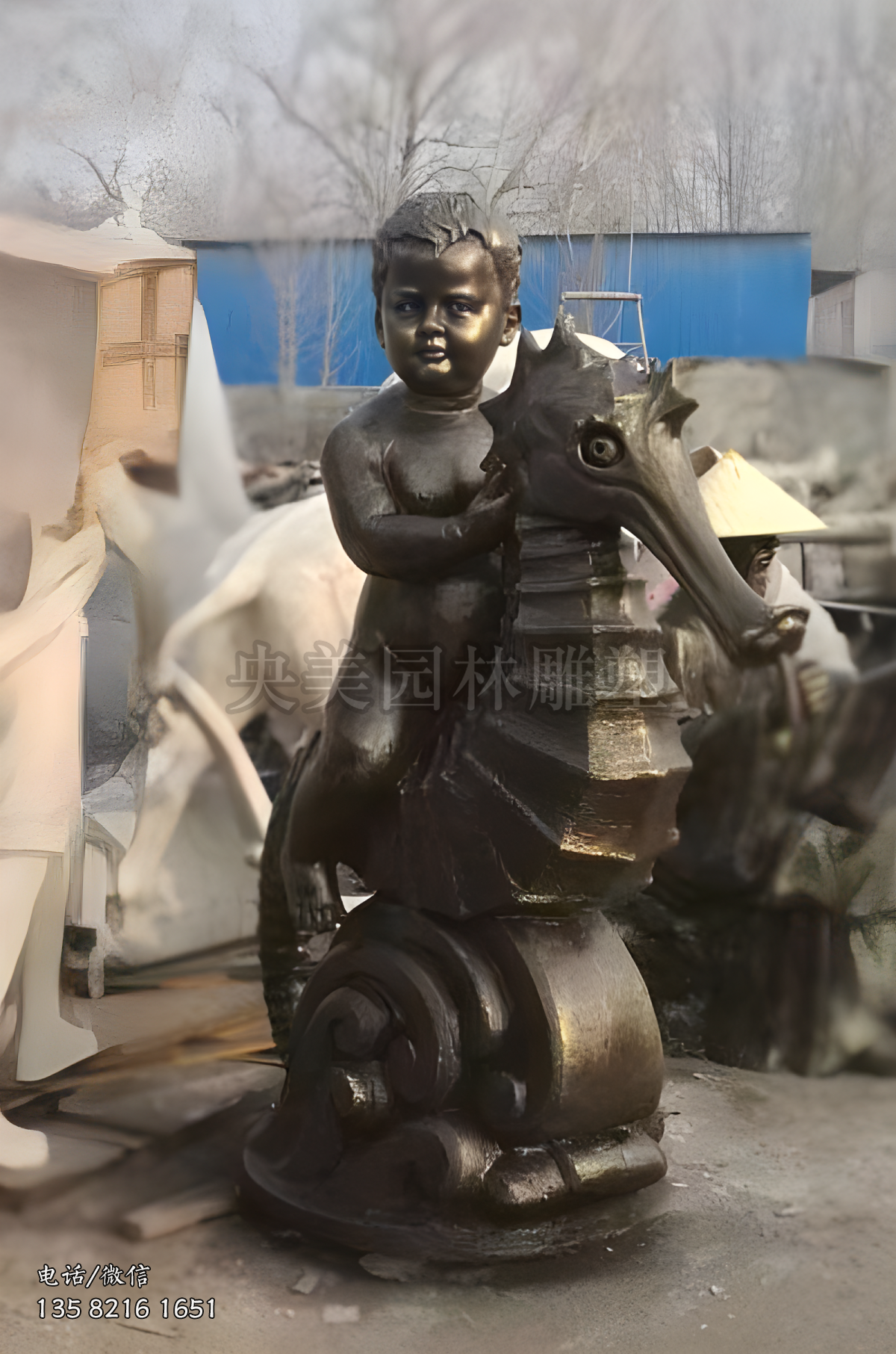 背馱一個小男孩的玻璃鋼仿銅海馬雕塑