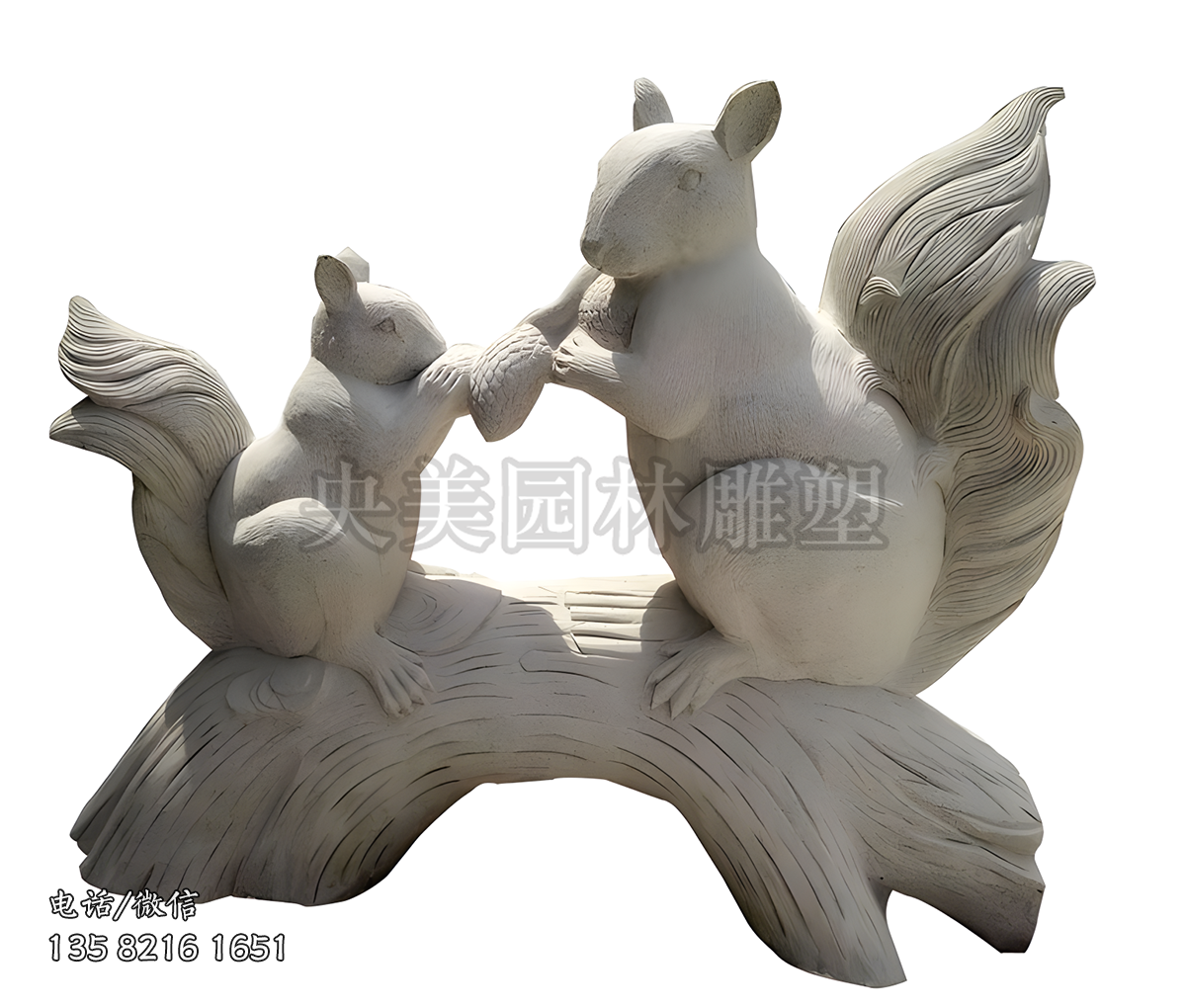 兩只站在樹枝上的松鼠石雕