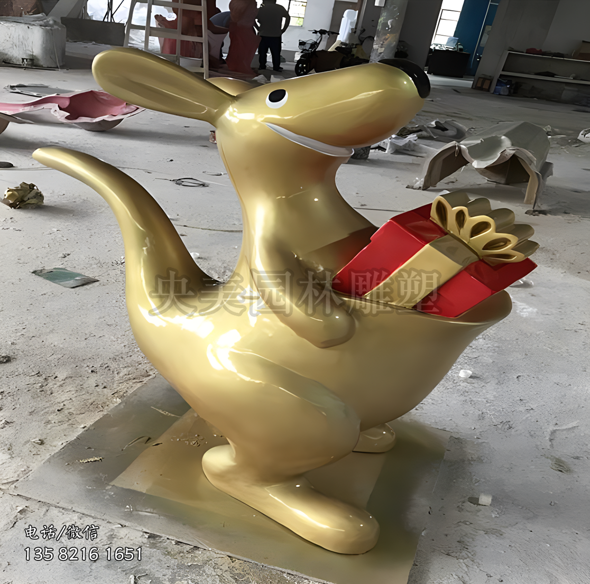 送禮的袋鼠卡通雕塑