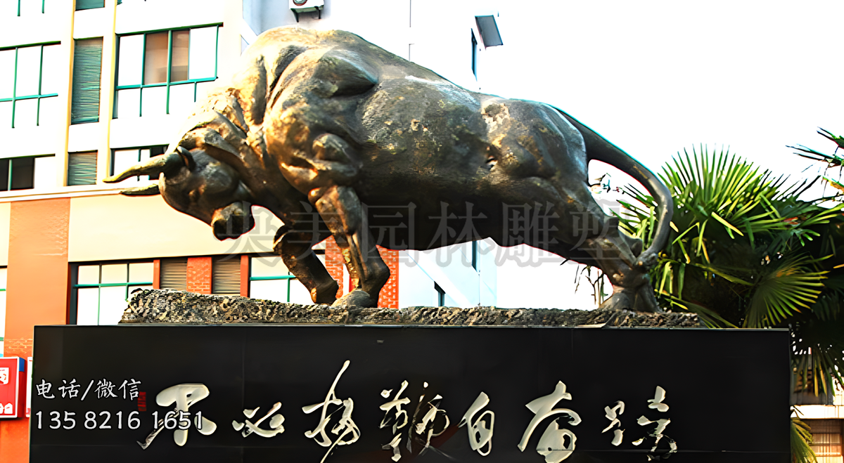 開(kāi)荒牛勵(lì)志主題景觀動(dòng)物雕塑