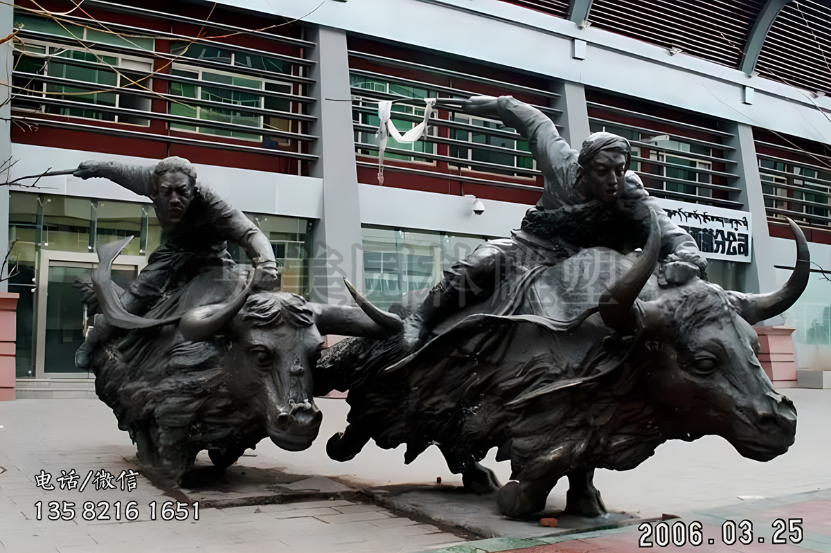 馱著人飛奔的牦牛雕塑