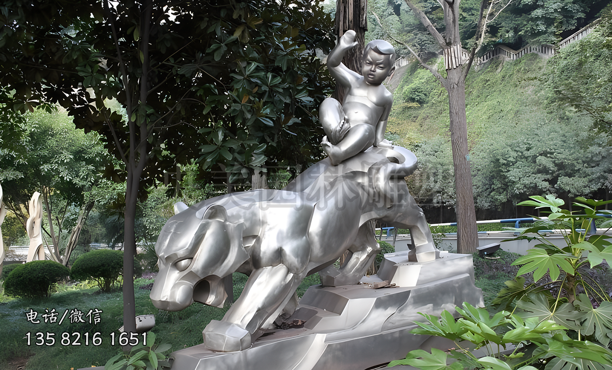 馱著一個(gè)小男孩的不銹鋼老虎下山雕塑