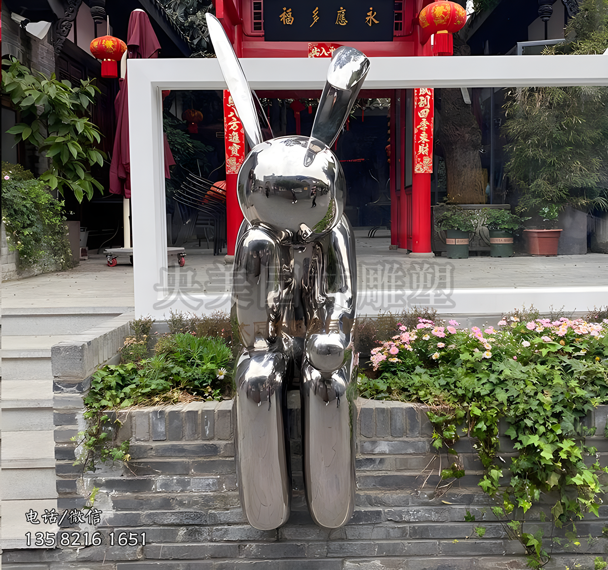 雙腳下垂坐在高處的鏡面不銹鋼兔子雕塑