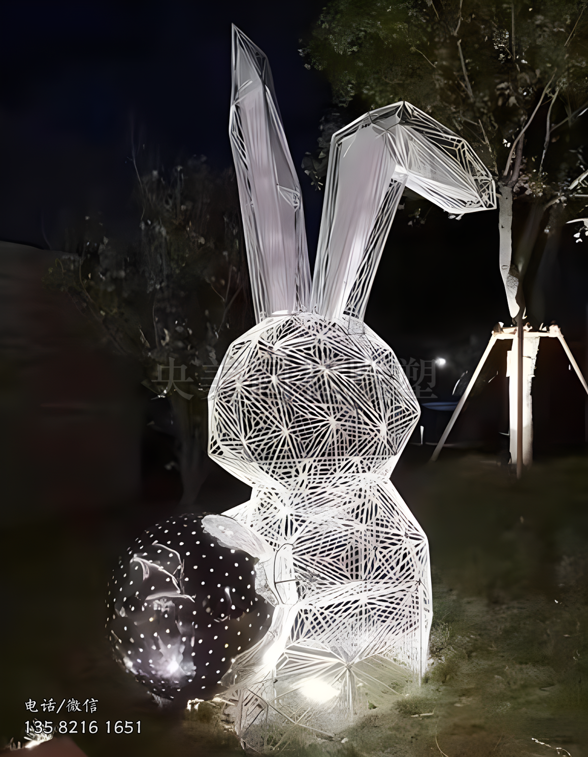 標志網(wǎng)格不銹鋼兔子造型發(fā)光雕塑