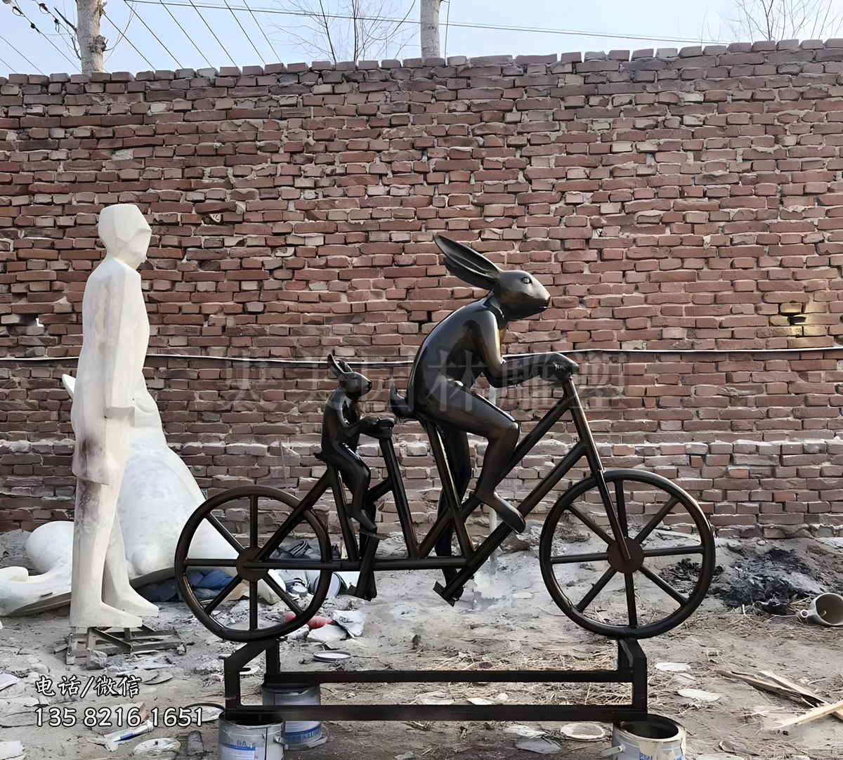 騎自行車的卡通兔子雕塑