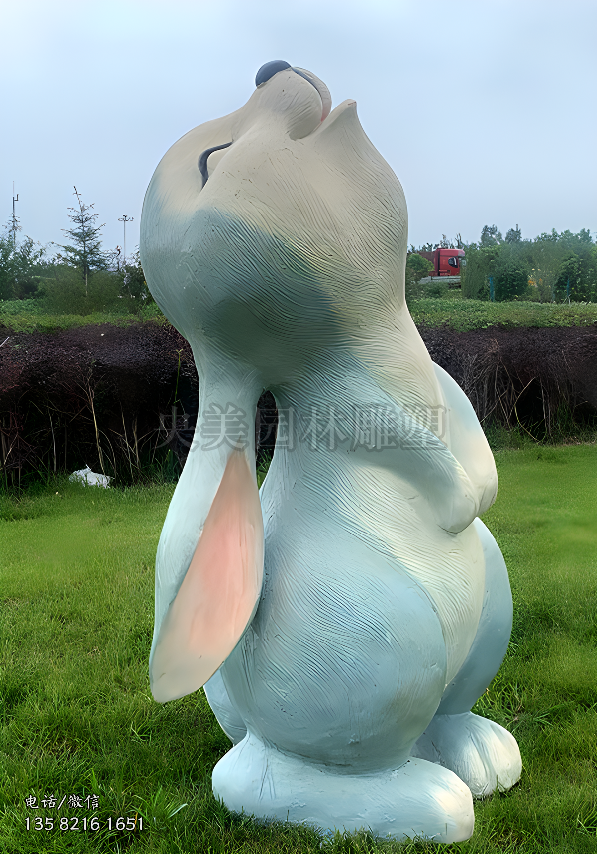 抬頭望天超陶醉的卡通兔子造型雕塑