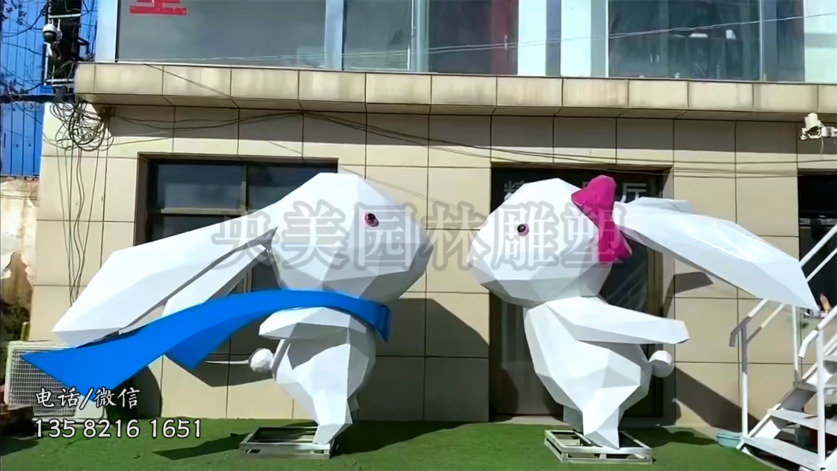 一男一女不銹鋼塊面兔子雕塑