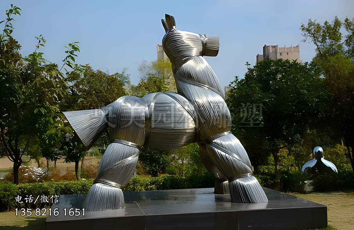 模擬稻草捆綁效果的抽象創(chuàng)意馬雕塑