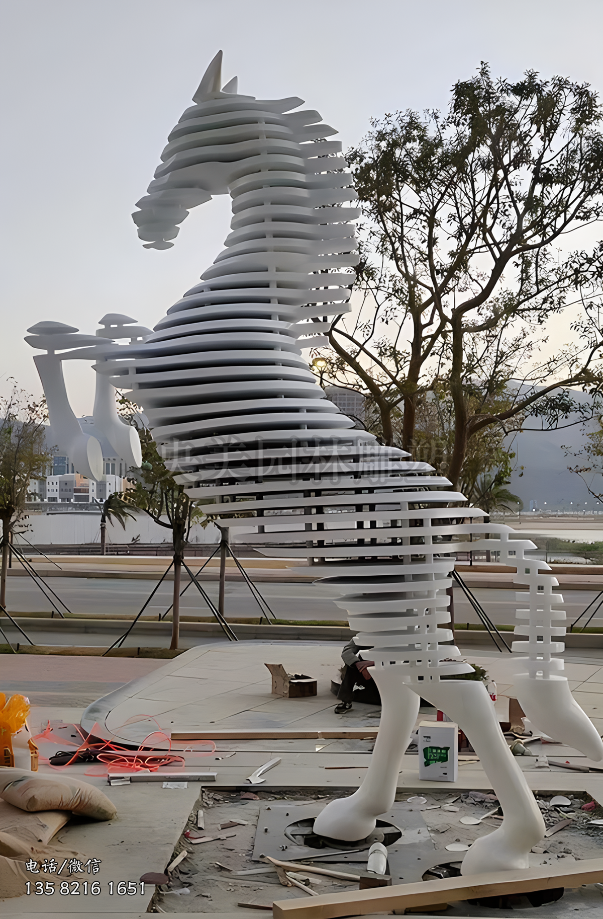 不銹鋼截面馬創(chuàng)意動物雕塑