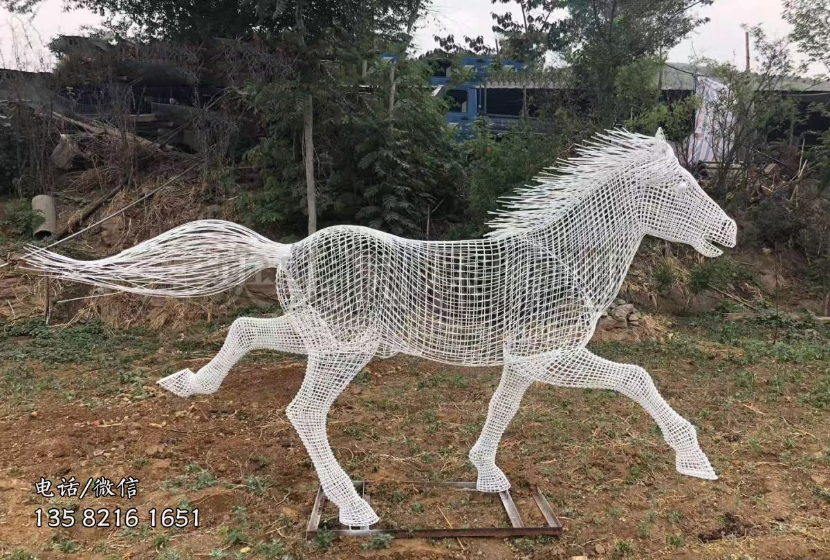 編織網(wǎng)格馬雕塑