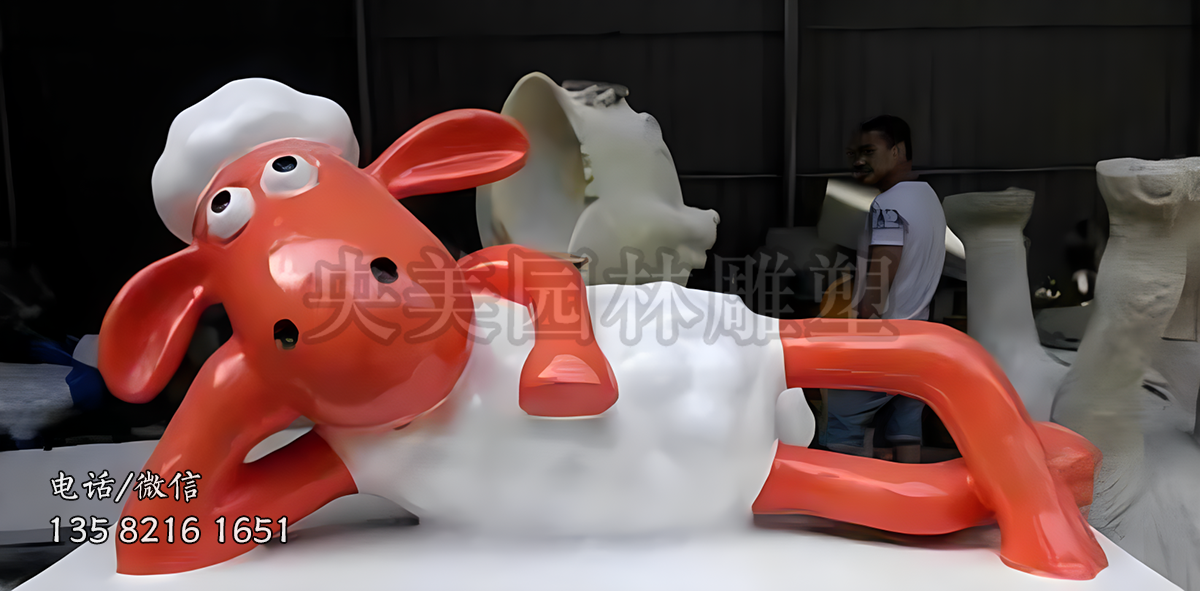 躺著的肖恩羊雕塑