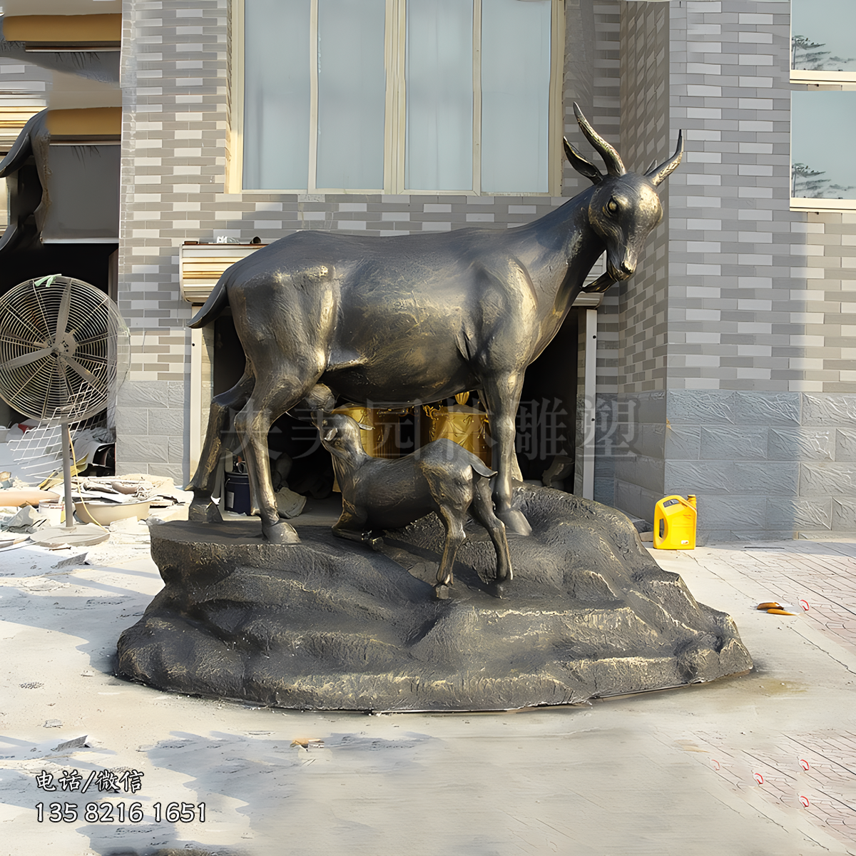 玻璃鋼仿真羔羊跪乳景觀(guān)雕塑