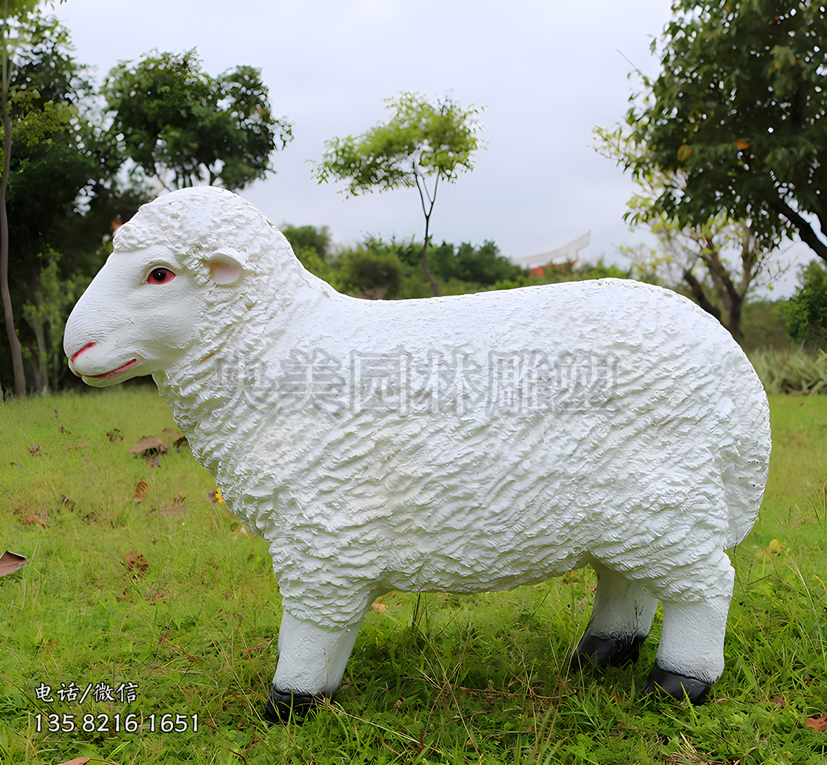 白色抬頭綿羊玻璃鋼仿真動物雕塑