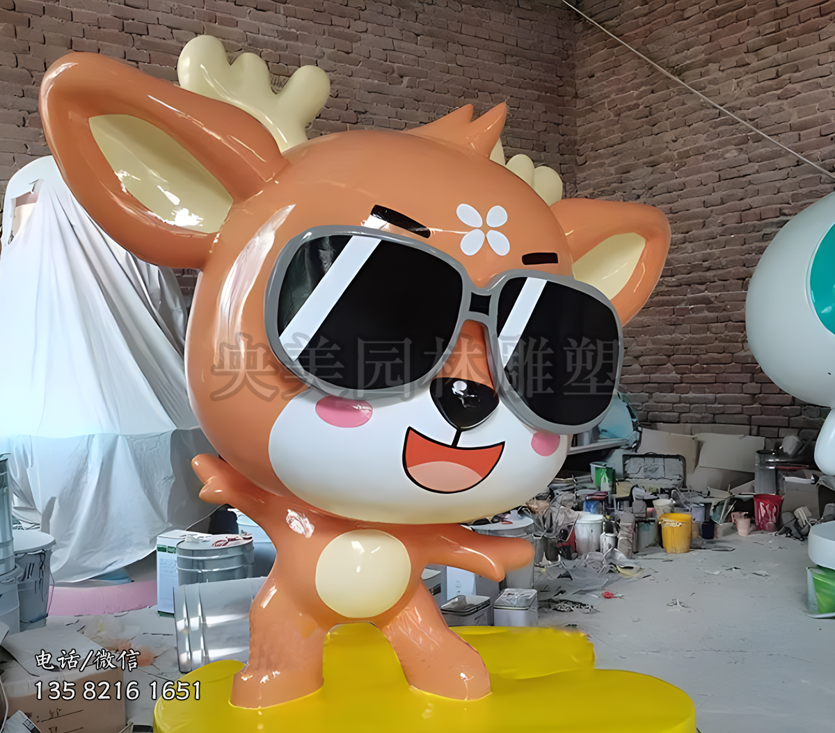 戴墨鏡擺酷的卡通羊IP雕塑