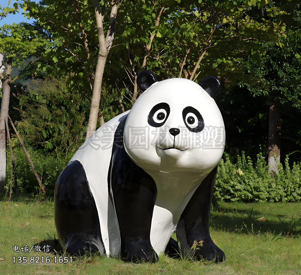 蹲坐地上的光面玻璃鋼仿真熊貓雕塑