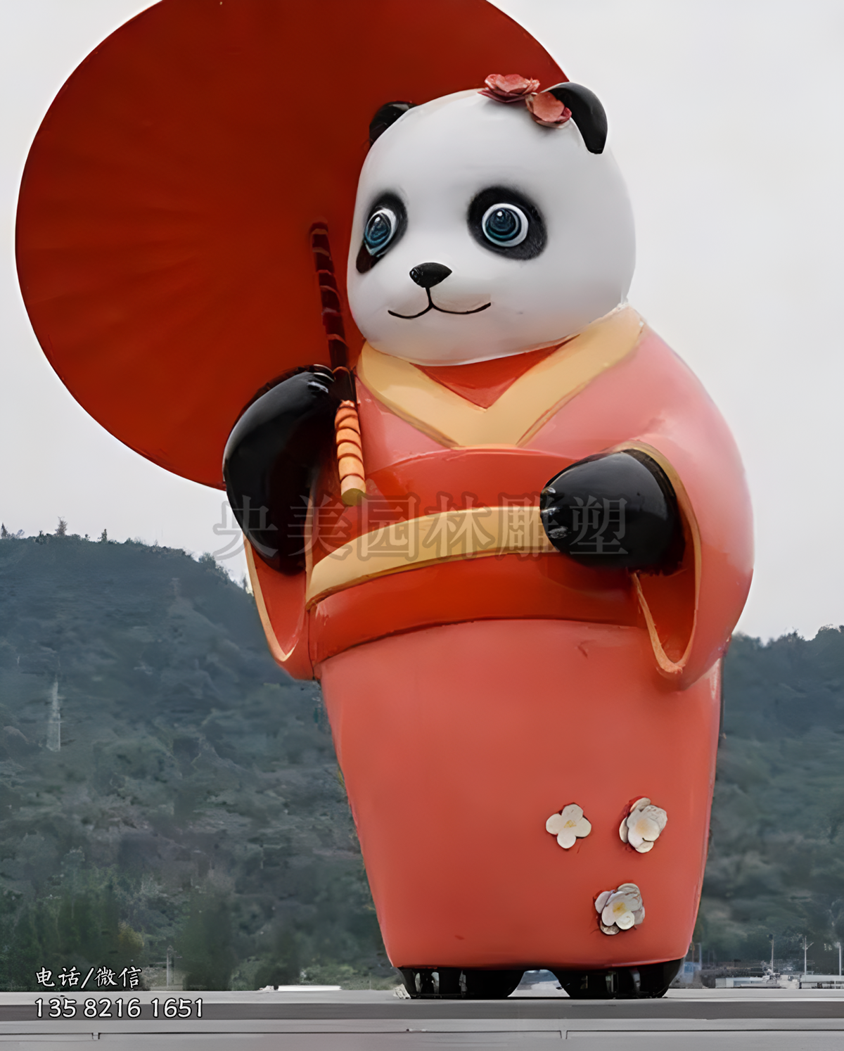 國風(fēng)打傘的卡通熊貓雕塑造型