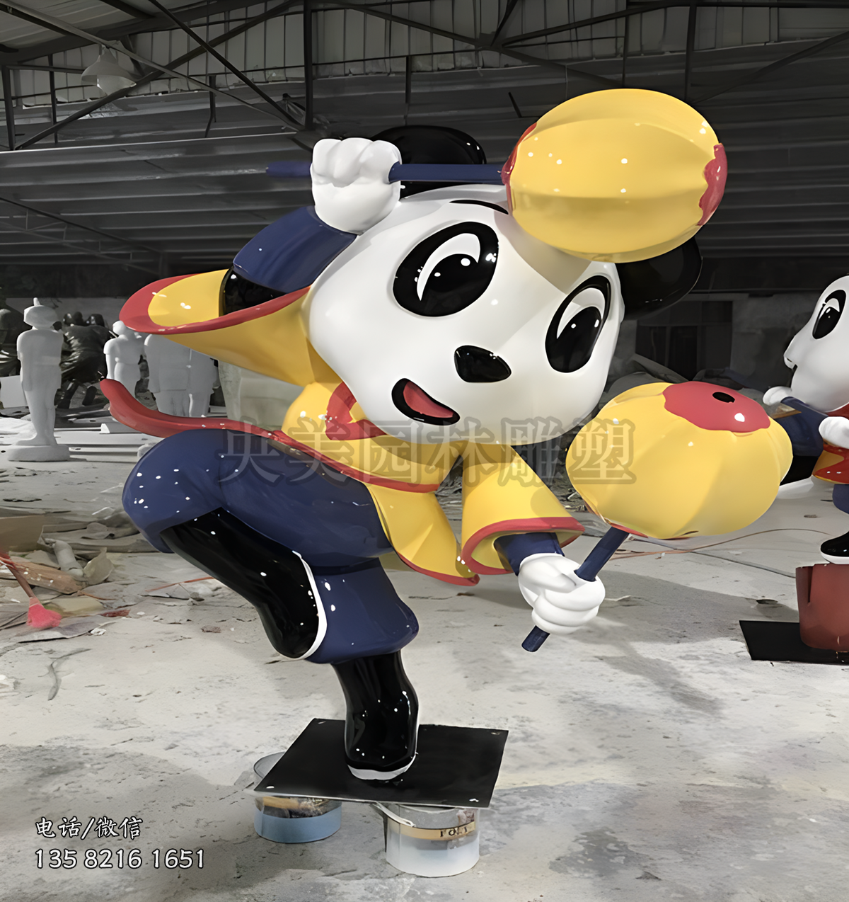 舞錘的卡通熊貓玻璃鋼雕塑